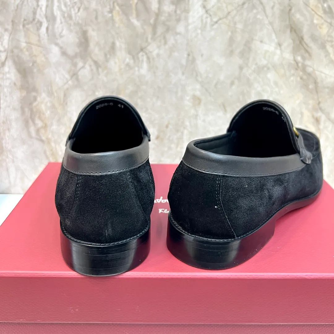 Original order quality P600 Brand: Ferragamo Standard size: Men's size 38/44 (45 can be customized) Grade: Same style as the official website High-quality men's shoes Material: Customized first-layer calfskin with water-dyed cowhide lining Cowhide tiptoe Original non-slip and wear-resistant rubber outsole Style category: Men's formal business leather shoes are young and fashionable European and American trends British style Casual matching Comfortable feet Color: Actual picture